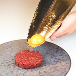 卵黄を割らずに真ん中に落とすことができれば熊本のお土産がサービスされるチャレンジメニュー