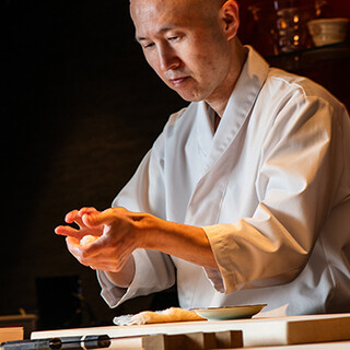 鮨歴40年以上の確かな腕前。経験豊富な大将の熟練の技を堪能