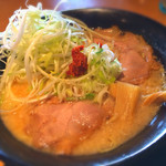 Ikkokusakigakedou - ランチこってり(トンコツ) ¥723 
                         (ふんわり玉子チャーハンorからあげ＋ご飯付き)
                         (＋チャーシュー六枚、辛味、白髪ネギトッピング+¥420)
                        舌触りなめらかなチャーシュー、オススメです✨
                        