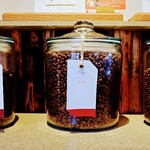 山羊コーヒー - 店内のガラス製キャニスターに入ったコーヒー豆（焙煎済）