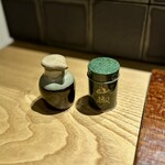 八重洲鰻はし本 - 追加のタレと山椒