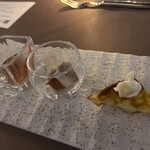 289778287 - 右のワッフルは、サワークリームが乗っていた。これを食べて「美味しい！」と思った人が、プリングルスのサワークリーム味を作ったと言われたら信じてしまう。何とか再現したくなる、魅惑のアミューズ  