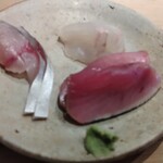 すしやのたい悟 - 刺身３点・左から時計廻りに、〆関鯖、平目、藁炙りのメジマグロ