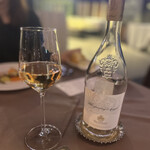 レストラン 北野クラブ - いつもワインのペアリングをお願いする。丁寧にワインの解説をしてくださるが、情報は右から左に流れて、ワインは上から下に流れる。少し申し訳ない気持ちになる