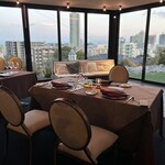 レストラン 北野クラブ - 実は、お部屋は、この写真の４倍くらいある。フットサルコート反面くらいの広さ。スペースがありすぎて申し訳ない気持ちになる