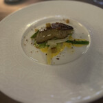 レストラン 北野クラブ - フォアグラの新メニュー。ソースはないけど、フォアグラの油を吸ったベーコンチップが散っている。フォアグラがなくなってヤリイカとアスパラを食べる時に、ベーコンチップからフォアグラが香って「うおっ！」となる