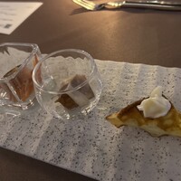 レストラン 北野クラブ - 右のワッフルは、サワークリームが乗っていた。これを食べて「美味しい！」と思った人が、プリングルスのサワークリーム味を作ったと言われたら信じてしまう。何とか再現したくなる、魅惑のアミューズ  
