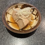 丸長寿司 - お通し　お炊きもの　マグロ厚さみてくれ！