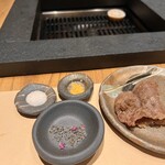 和牛懐石 但馬屋 梅田 - 塩焼きのお肉と野菜のお塩