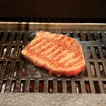 和牛懐石 但馬屋 梅田 - こちらもお店の方が焼いてくれます