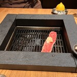 和牛懐石 但馬屋 梅田 - こちらはお店な方が焼いてくれます