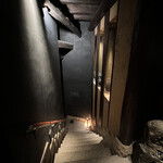 和牛懐石 但馬屋 梅田 - 自動ドアが開いたら階段を降ります