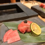 和牛懐石 但馬屋 梅田 - ハネシタの炙り寿司