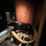 和牛懐石 但馬屋 梅田 - 階段をを降りたら牛さんがお出迎え♡