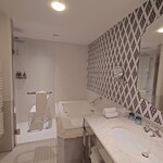 Manpei Hotel - 房間內的浴室配有毛巾加熱器和浴袍