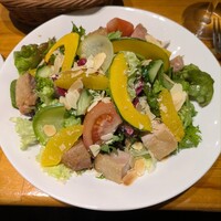 シャンパン食堂 - C.備中高原鶏もも肉のローストとオレンジのサラダ