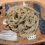 一東菴 - 埼玉県三芳秋蕎麦　粗挽きされたざらっとした見た目、三種の中では一番香りや風味が強く、印象に残る蕎麦でした。