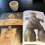 信川円 - 右：国宝「土偶」(仮面の女神)　縄文後期前葉 中ッ原遺跡