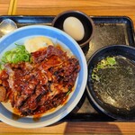 カルビ丼とスン豆腐専門店 韓丼 - 料理写真:温玉カルビ丼  わかめスープ