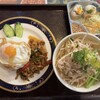 タワン・タイ - Aセット、ハーフガパオ+ハーフタイラーメン1220円。醤油麺は平太の②センレック。メニューにはガパオライスはハーフとは書かれていないがハーフサイズ。