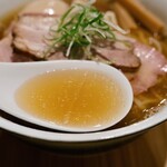 らぁめん鴇 - 特製白醤油のスープ