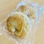 成城石井 - 料理写真:成城石井自家製 全粒粉入りもっちり湯種ベーグル米粉入り