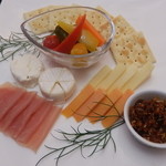 Gracias - チーズ4種・生ハム・自家製ピクルス・自家製食べるラー油・クラッカーの盛り合わせ