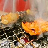 圭 本店 - ホルモンを焼き焼き中。