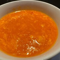 博多華都飯店 - 赤みがかったスープがフカヒレスープっぽくないものの、蟹の卵入りという物珍しさで注文。
                    珍味であるが、スープなのでクセは感じなかった。少し甘みがあって美味しかった。