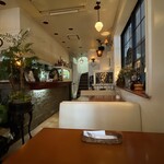 カフェ・ドゥ・トワ - 落ち着いたシックな雰囲気の店内。