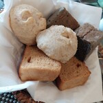 ヴァン・キャトル - パン３種(全粒粉、竹炭、黒糖)