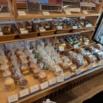 ストラスブルジョア - 焼き菓子コーナー。