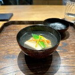 御料理 ふじ田 - お椀：海老真丈（車海老＆甘えび）、胡麻豆腐、うるい、京にんじん