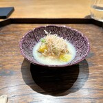 御料理 ふじ田 - 先付：海老芋、蝦夷鮑、タラの芽の唐揚げ、銀杏、白味噌仕立て
      
      