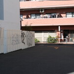 丿貫 - 右側の大きな駐車場の左壁のところが行列場所