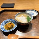 御料理 ふじ田 - クエの酒蒸し、かぶ、春菊、割りポン酢
      
      10. お食事：十勝和牛をサッと炊いて、ヨコワの漬け、白米、