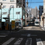 丿貫 - ちょっと歩いて、このコインパーキングのところを左折