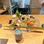 御料理 ふじ田 - 八寸：
      百合根とほうれん草の胡麻和え、あんこうの治部煮、太刀魚まいたけ挟み焼き、蕗のとうの天ぷら田楽みそ、金柑