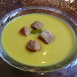 クルトンはシナモン風味です。　皮の部分のピューレ入り