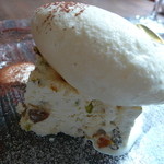 ラ・ルーチェ - 上はミルクのジェラート　下はリコッタチーズをベースにナッツやドライフルーツの入ったアイスクリーム