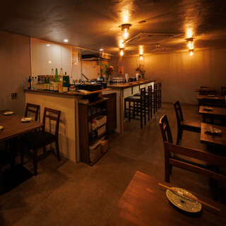 和モダン空間で、厳選素材を活かした逸品料理をご堪能ください。