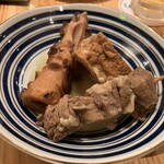 ひょうご五国ワールド 神戸三宮横丁 - 姫路おでんは、厚揚げ、牛すじ、ちくわをオーダー