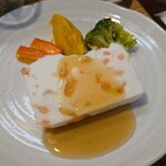 キッチン ブルー グローブ - 白身魚のすり身と海老のテリーヌのアップ