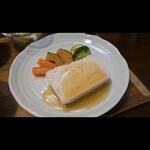 キッチン ブルー グローブ - 坂年6月の白身魚のすり身と海老のテリーヌ　海老のジュ・ソース