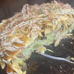 このみ家 - 広島焼き断面  蒸されたキャベツがとろとろ～♡気が付かなかったモヤシがピロロ～ン♡