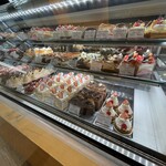 ル・ピノー - 本日もたくさんのケーキが並んでます