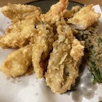 いもや - 手前にカキ2個　大粒でぷるんとやわらかいカキを熱々天ぷらで初めて食べた美味い！