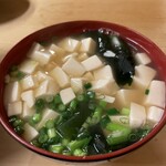 いもや - 豆腐の密度が高い　葱とワカメの青さが良い