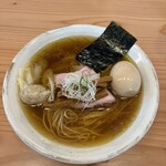 シマリボン - 醤油、味玉と肉雲呑トッピング