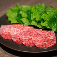 焼肉うしごろ 池袋店 - 特選リブロース 辛味噌、サンチュ